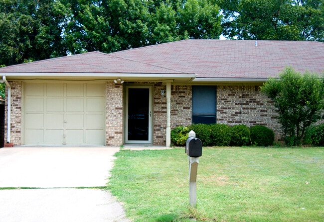 Building Photo - 131 Willow Ln