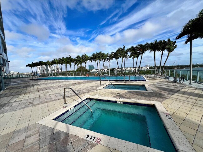 Building Photo - 601 NE 36th St