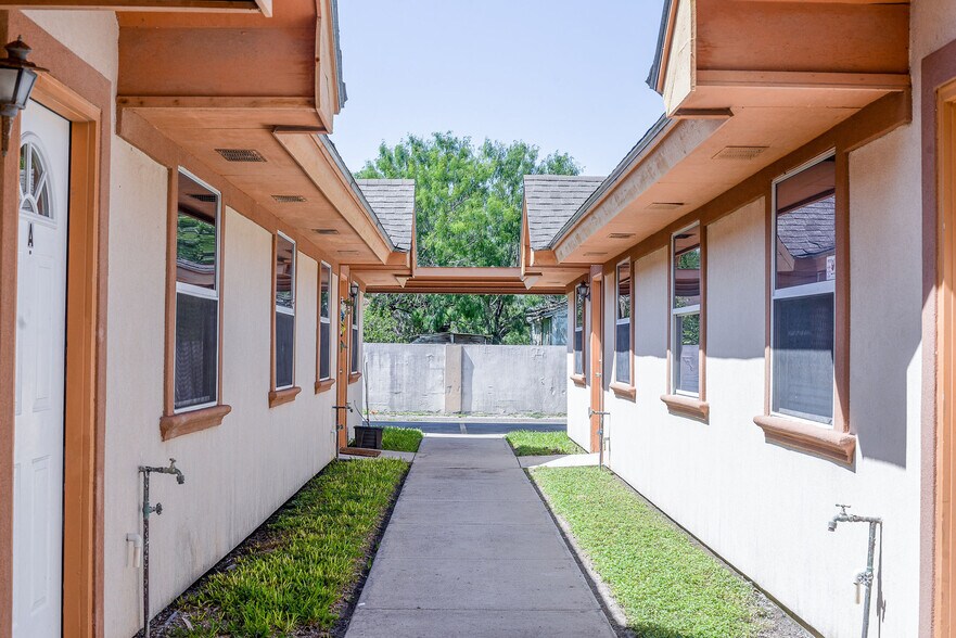 Building Photo - 1700 W Douglas Dr