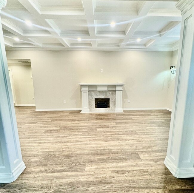 Building Photo - Elegant Estate in the Country Club Setting-Mother in law suite