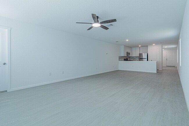 Building Photo - MOVE IN READY 4 BD | 2 BA | 2 CAR GARAGE B...