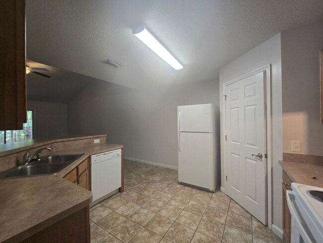 Building Photo - Brick Duplex 3/2 Home on Grandview