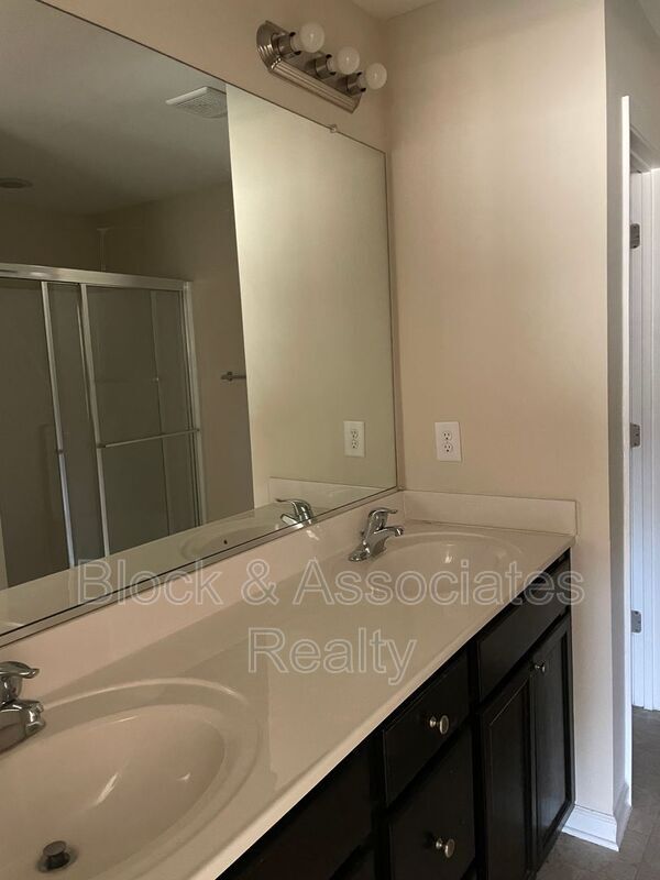 Building Photo - 547 Song Sparrow Ln