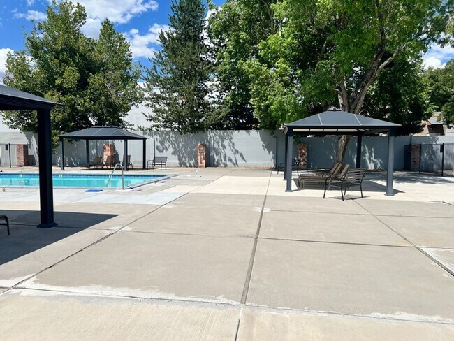 Building Photo - Two Bedroom Townhome near Sparks Marina