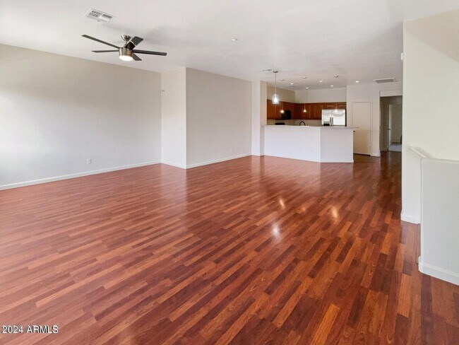 Building Photo - 805 S Sycamore