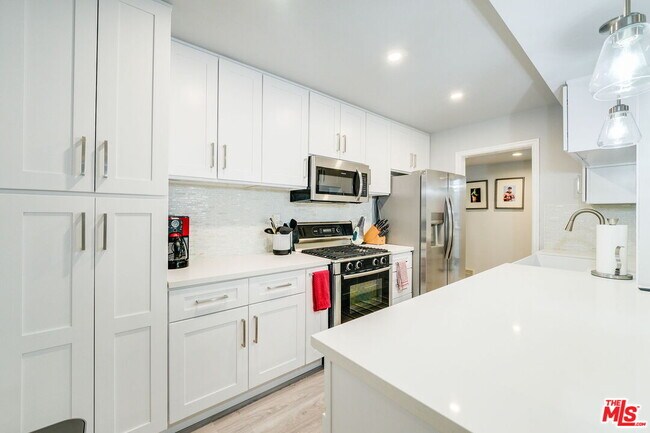 Building Photo - 6728 Hillpark Dr