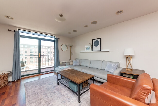 Primary Photo - 3900 N Pine Grove Ave