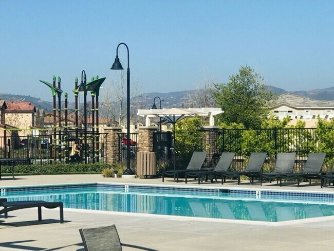 Building Photo - Beautiful 3 bedroom Town house available f...