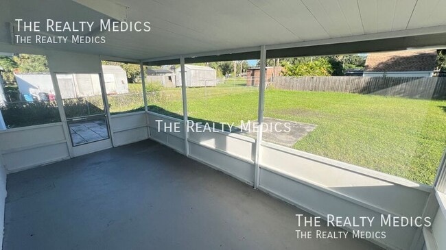 Building Photo - 2530 N Palm Dr