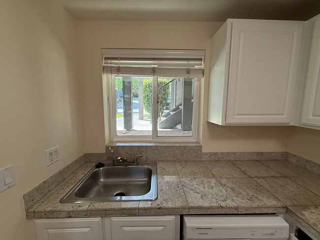 Building Photo - 2 Bed 1 Bath Totem Lake Condo