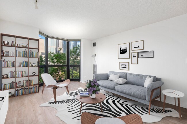 Primary Photo - 1015 N La Salle Dr