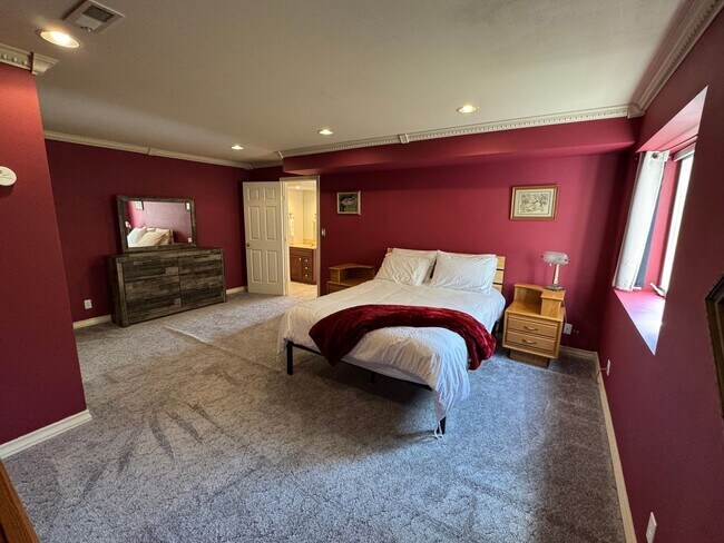 Building Photo - Fully Furnished ALL UTILITIES INCLUDED