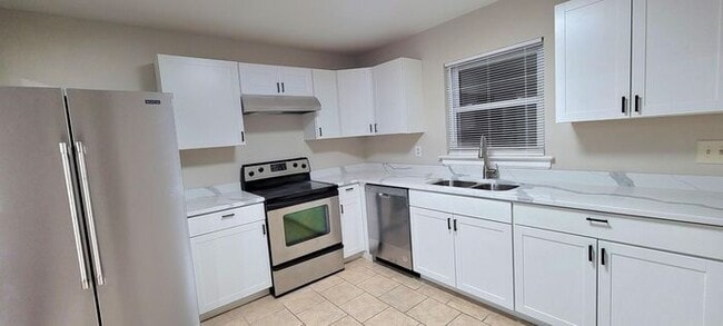 Building Photo - Beautifully Renovated 2BD/1BA Duplex in Hickory!