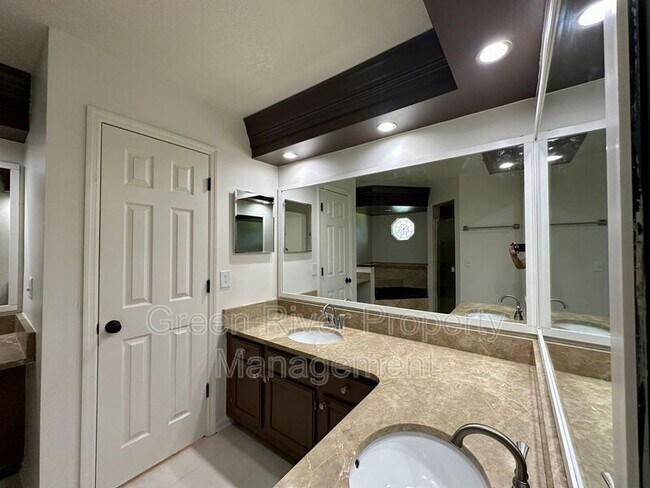 Building Photo - 3288 Deerfield Pointe Dr