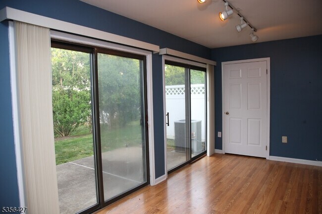 Building Photo - 292 Penns Way