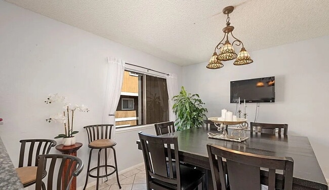 Building Photo - "Charming 1-Bedroom San Fernando Apartment with Modern Granite Touches!"