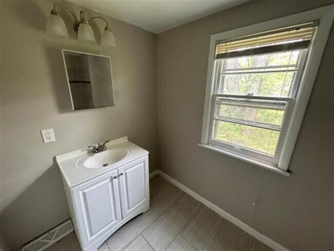 Building Photo - CLEVELAND