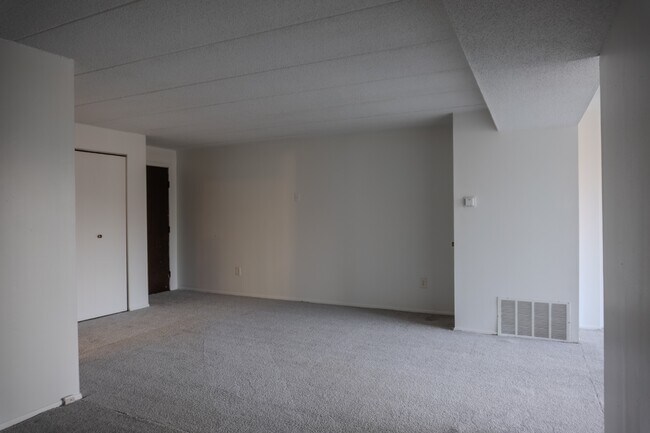 Building Photo - 2440 Noble Rd