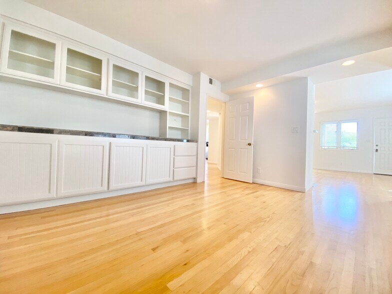 Building Photo - 637 30th St