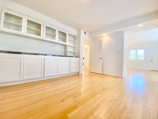 Building Photo - 637 30th St