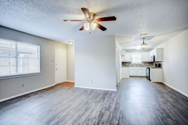 Building Photo - Cute & Cozy Two Bedroom Centrally Located ...