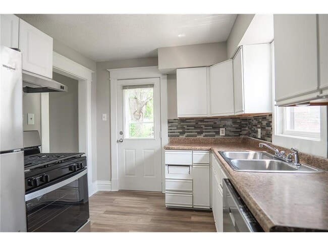 Building Photo - 938 N Cypress St