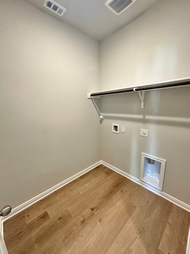 Building Photo - Luxury 3-Bed, 2-Bath in Emma Park!