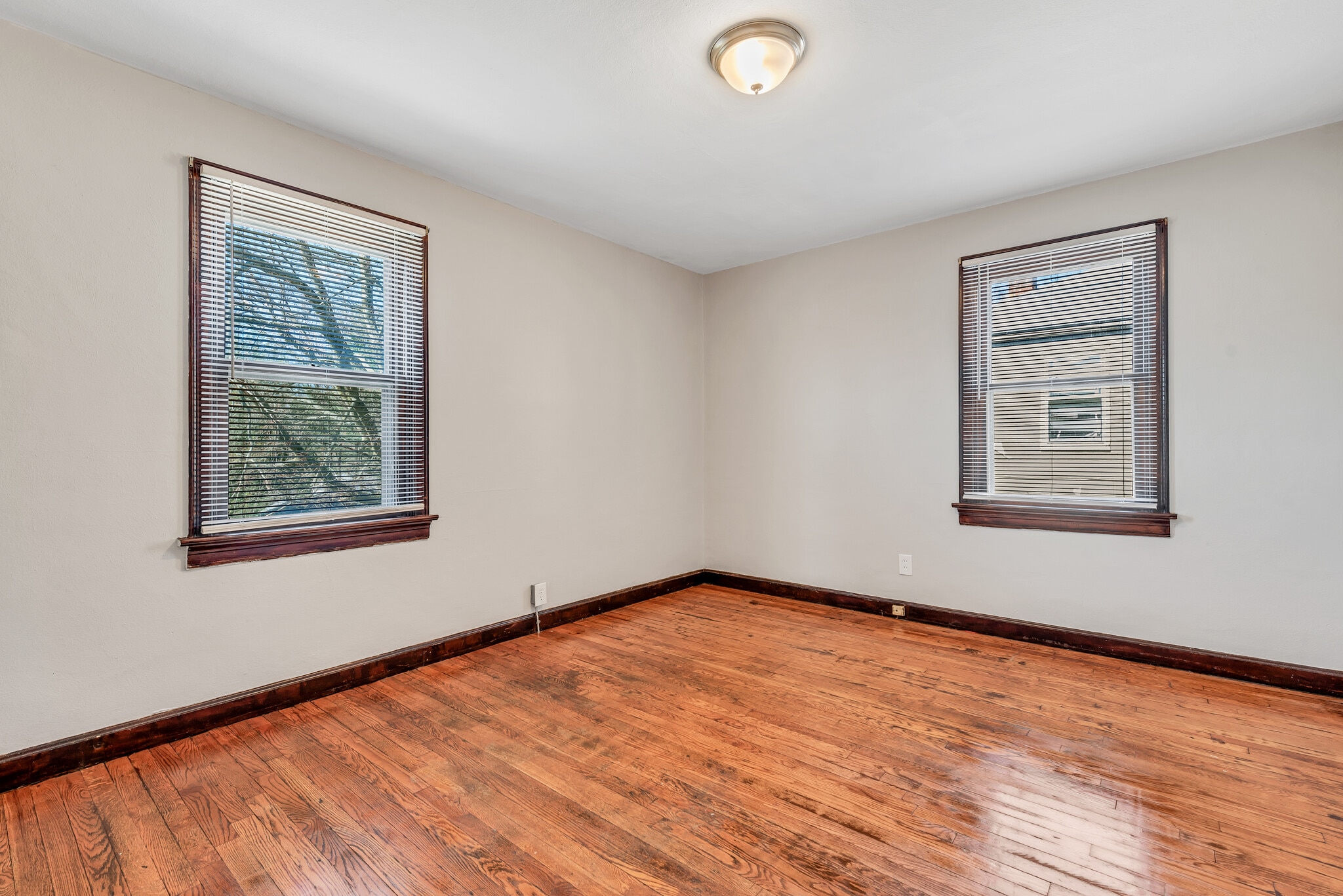 Building Photo - 7120 Roslyn Dr