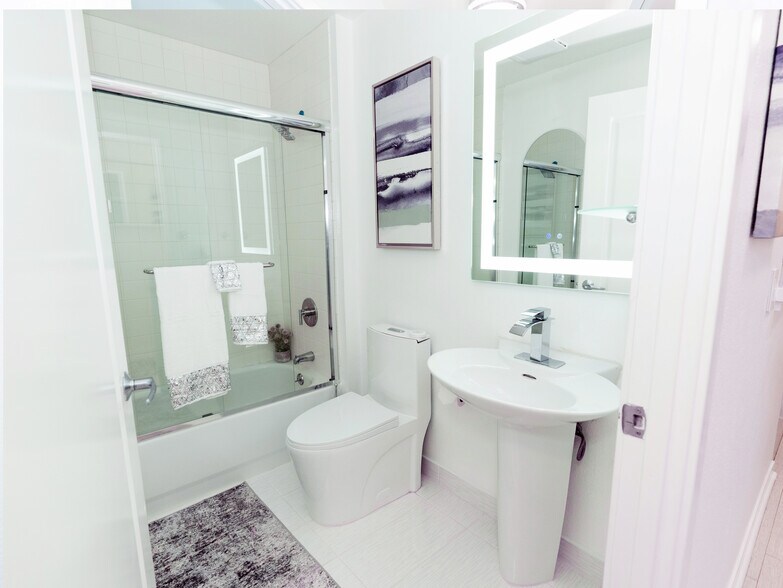 Building Photo - 88 King St