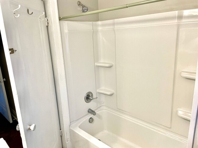 Building Photo - 2230 Riverside Dr NE