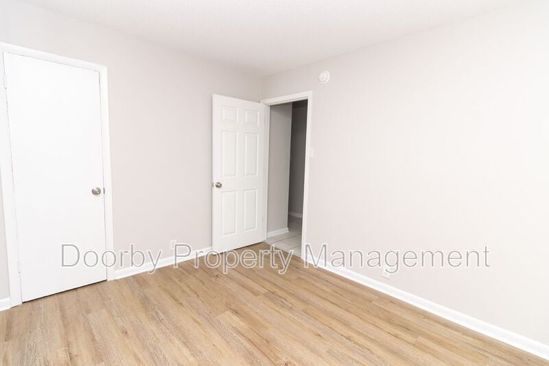 Building Photo - 1132 N Hickory St