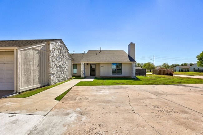 Building Photo - Home Like Living at Apartment Prices