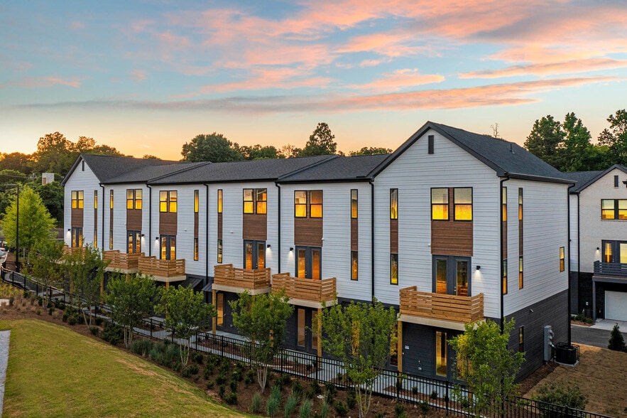 Building Photo - Saylor at Southside Trail