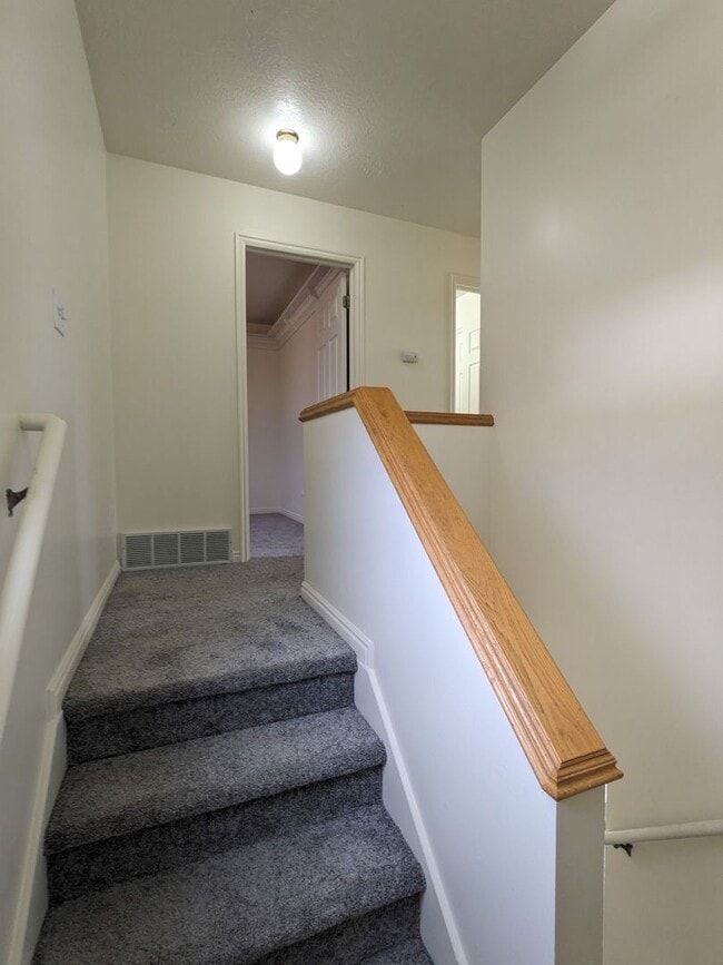 Building Photo - Layton 3 Bed Townhome with Garage & Fenced Yard – 2 Weeks Free!