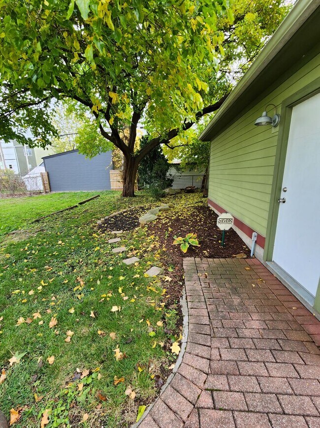 Building Photo - Modern 2 Bedroom Home For Rent