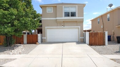 Building Photo - Large 3 Bedroom 2.5 Bathroom Located In Th...