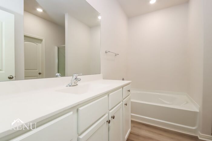 Building Photo - 10482 Sweetwater Creek Dr