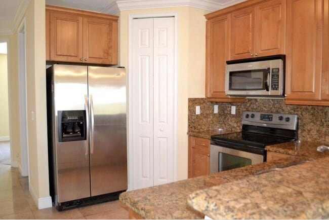 Building Photo - 3042 Waterside Cir