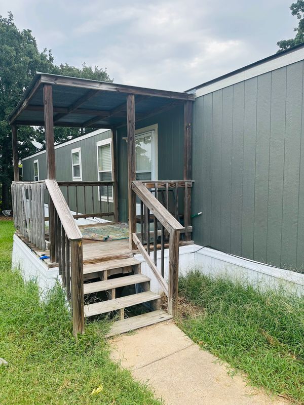 Primary Photo - 139 Neches Dr