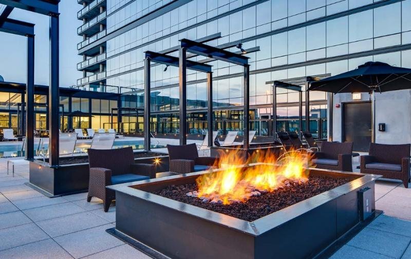 Building Photo - 846 W Blackhawk St