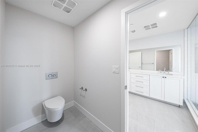 Building Photo - 555 NE 34th St