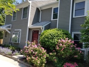 Building Photo - Coming Soon! 2 bed 2 1/2 bath townhouse in...