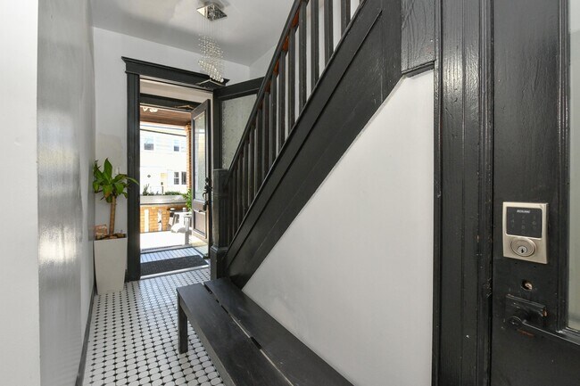 Building Photo - 1402 8th St
