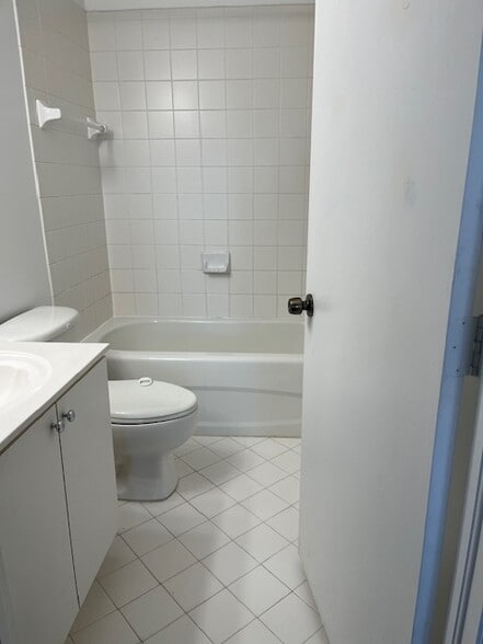 Master in suite Bathroom - 2651 SE 12th Rd