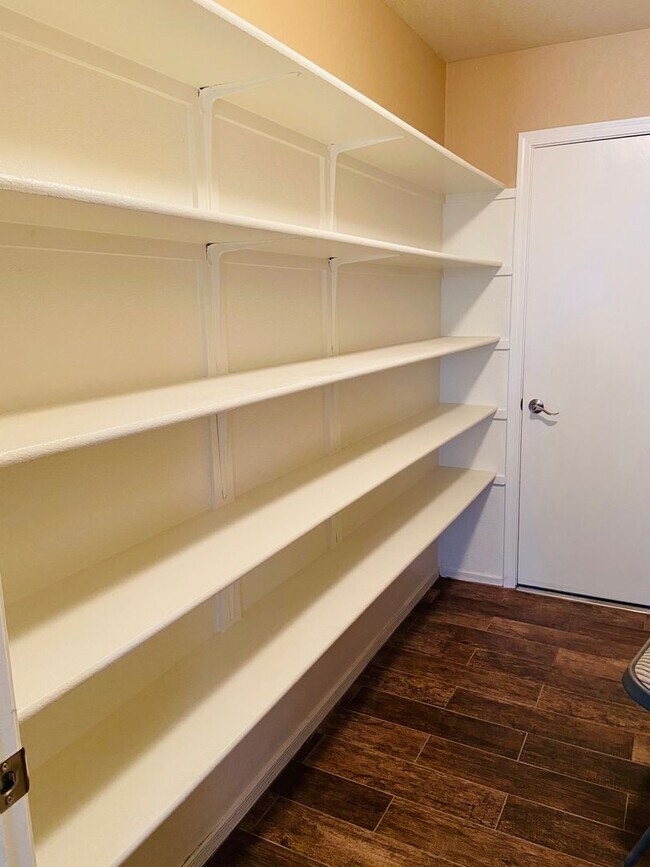 Building Photo - 5 bedroom 3 bath Remolded home Ready to mo...