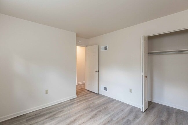 Building Photo - Updated Townhouse with Deck, Basement, New...