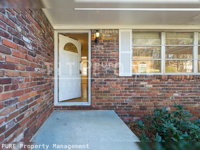 Building Photo - Price Drop Alert!   3 bed 1/5bath Home. Av...