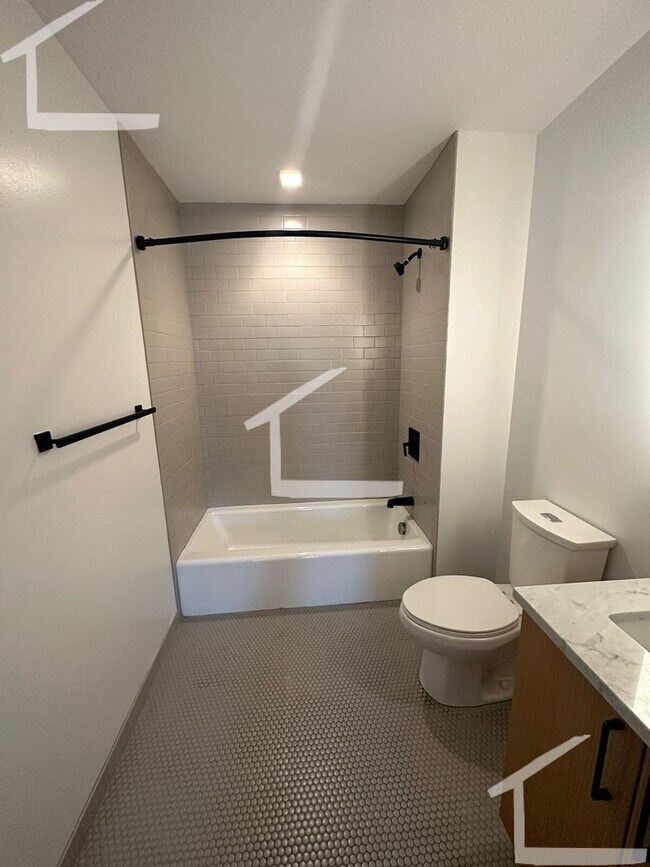 Building Photo - Large 3 Bedroom at Coolidge Corner, Heat, ...