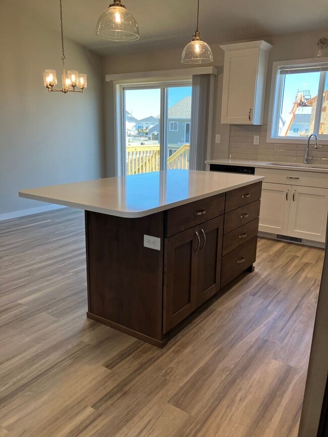 Building Photo - 4 Bed 3 Bath Single Family Home