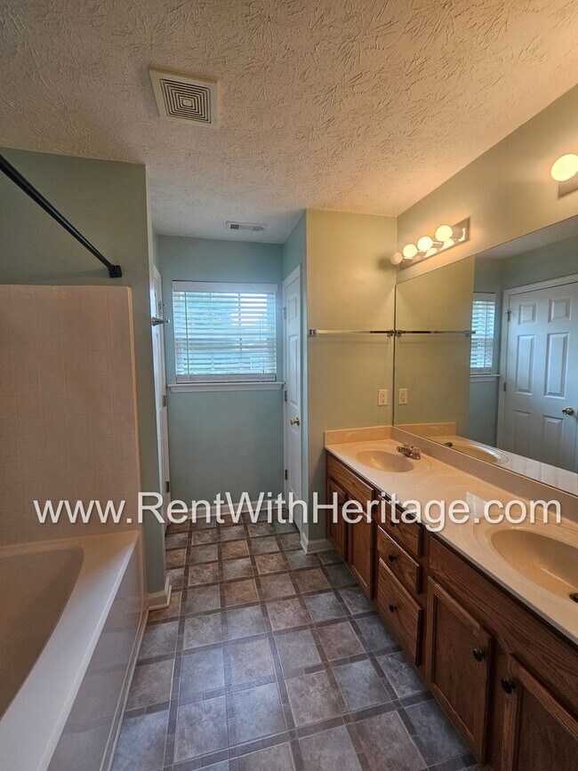 Building Photo - Gorgeous 5 bedroom, 2.5 bath / Attention t...